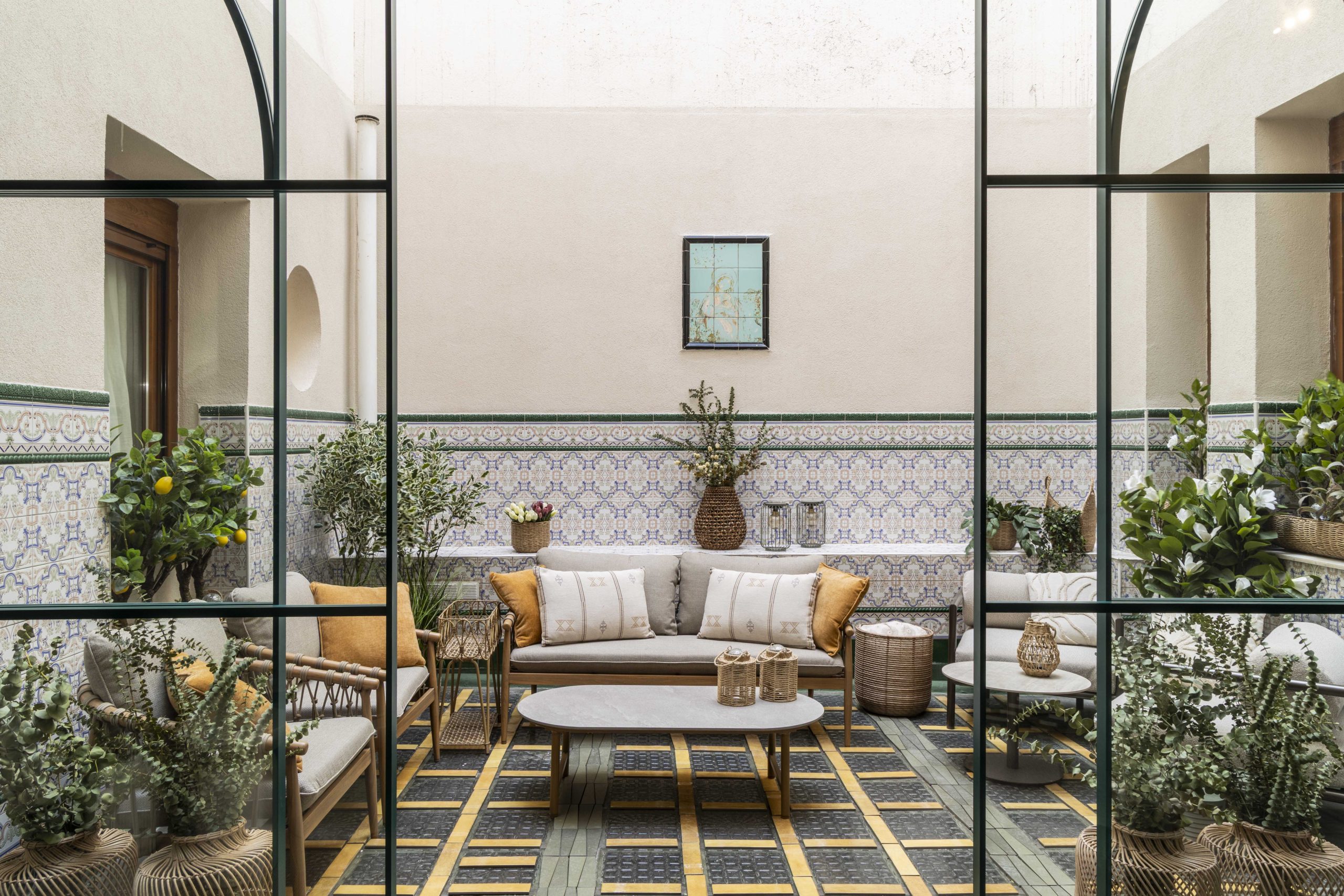 Patio tradicional decorado con cerámica y mobiliario exterior de JYSK en Casa Decor 2026, fotografía de Jordi Canosa