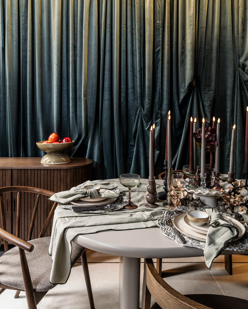 Interior elegante con molduras Orac y suelo porcelánico Durstone en tonos piedra, iluminación BTicino en Casa Decor 2026