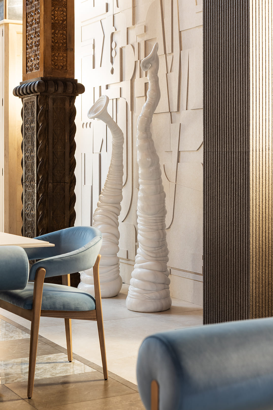 Esculturas de mármol Myzot de Venske & Spänle en The Silent Chapel de Iris Ceramica Group por Raúl Martins