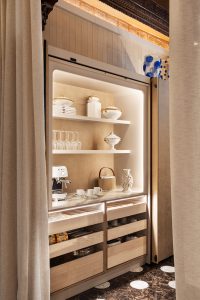 Mueble desayunador iluminado con tecnología LED en el reservado de The Silent Chapel