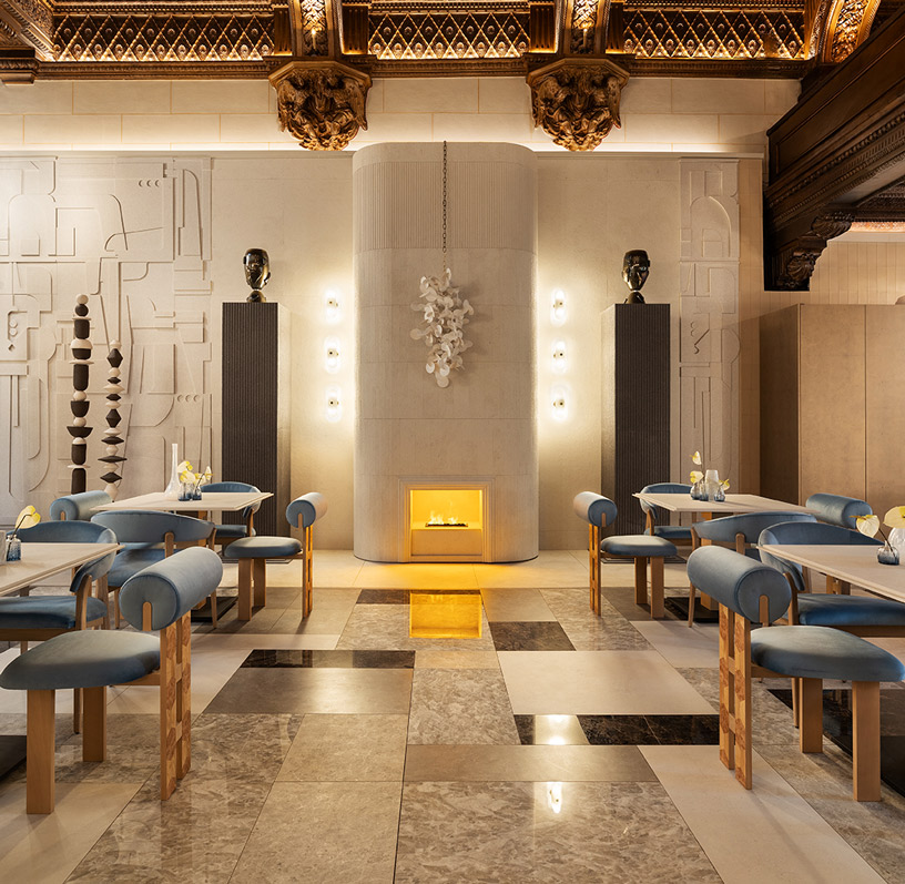 Restaurante diseñado por Raúl Martins con sillas tapizadas en tejido Briani azul de Coste Este Fabrics y ambiente elegante en Casa Decor 2026