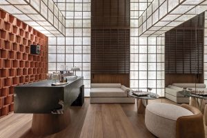 Vista general del espacio Aitex en Casa Decor 2026 con isla de piedra natural, celosía cerámica y diseño sensorial centrado en materiales