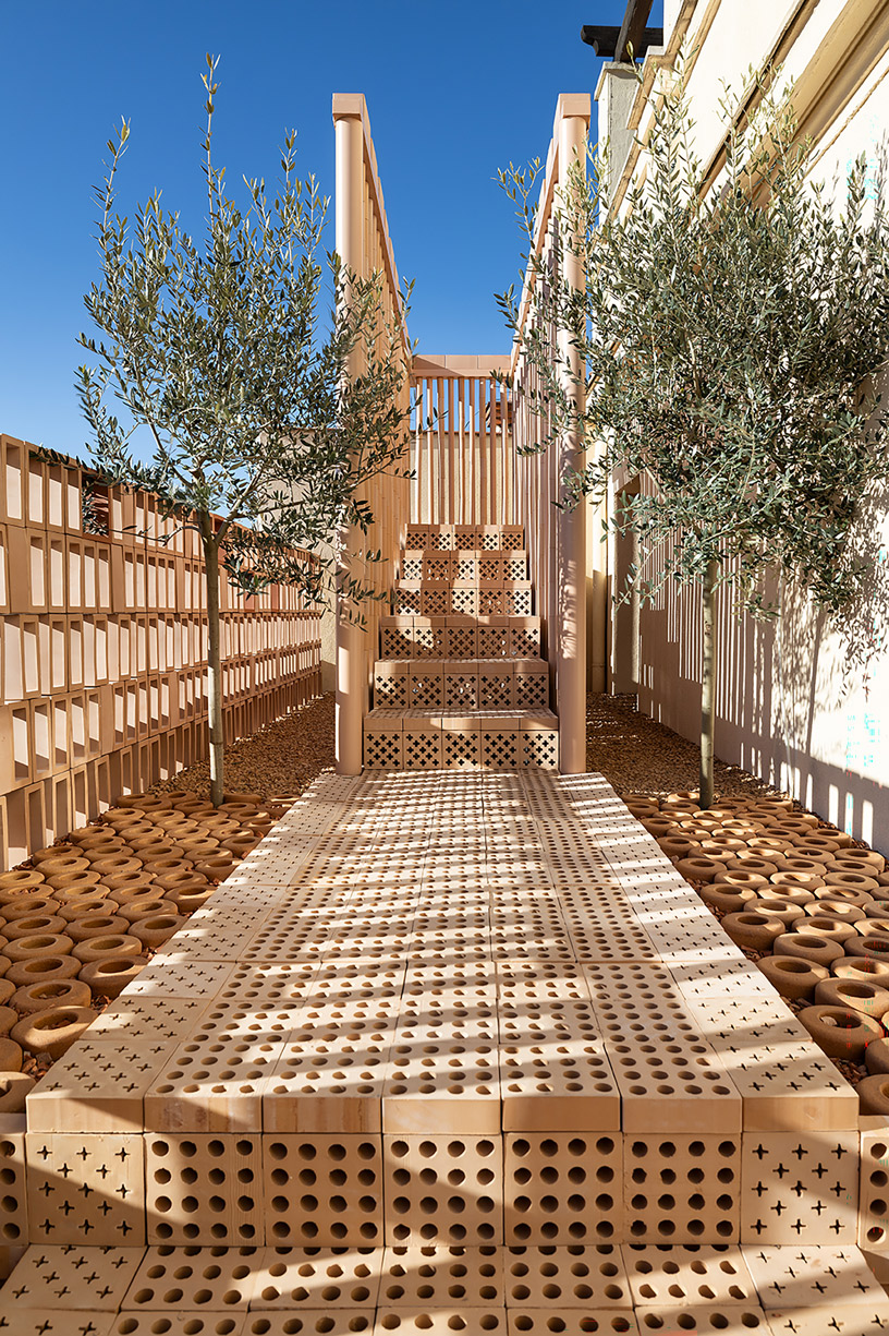 Terraza de Nuet Ceramics diseñada por Mayice con celosías de gres extruido y juego de luces y sombras en Casa Decor