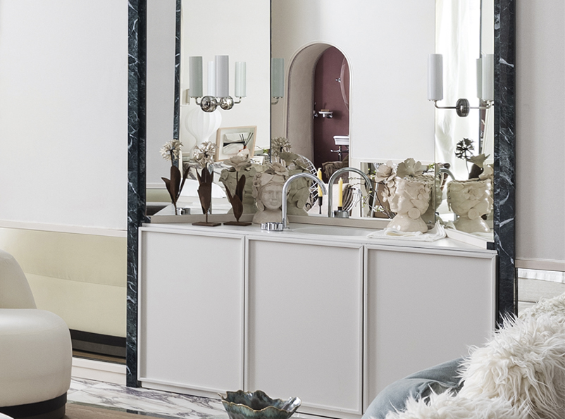 Tocador Ilbagno con espejo enmarcado en Sapienstone, grifería y decoración clásica en suite de interiorismo italiano Casa Decor