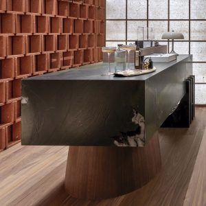 Encimera de cuarcita Waraira en isla central en el espacio Aitex de Casa Decor 2026 por Paccieri Studio, con diseño contemporáneo en piedra natural