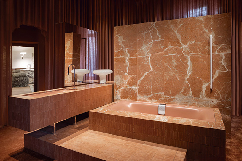 Baño Fuerza Suave de Kaldewei en Casa Decor 2026 con mármol Rojo Levante, bañera integrada y tonos terracota