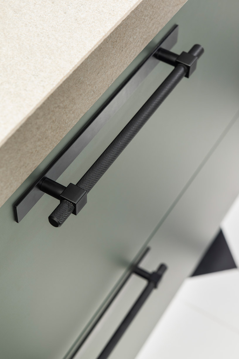 Tiradores negros de SC Handles & Lighting en la cocina Edelmann Kitchen diseñada por Manuel Espejo para Casa Decor 2026.