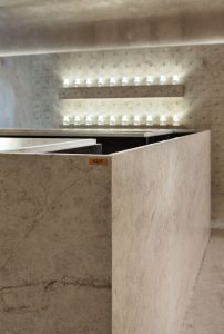 Detalle de la superficie mineral Éclos de Cosentino en el espacio Manantial de Casa Decor 2026