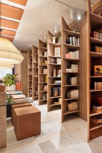 Librería modular a 45 grados de Personal K para Neolith en Casa Decor 2026