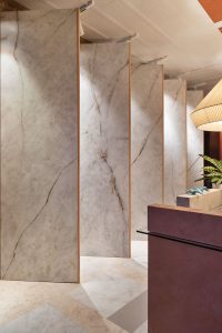 Detalle de la librería modular con superficies Neolith en el espacio Entre superficies y palabras