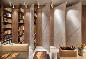 Biblioteca modular con paneles de Neolith y Alvic diseñada por PersonalK