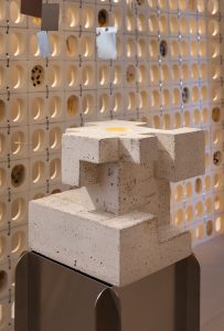 Tótem-hoguera creado por alumnos de UDIT para el espacio Caverna Industrial en Casa Decor 2026