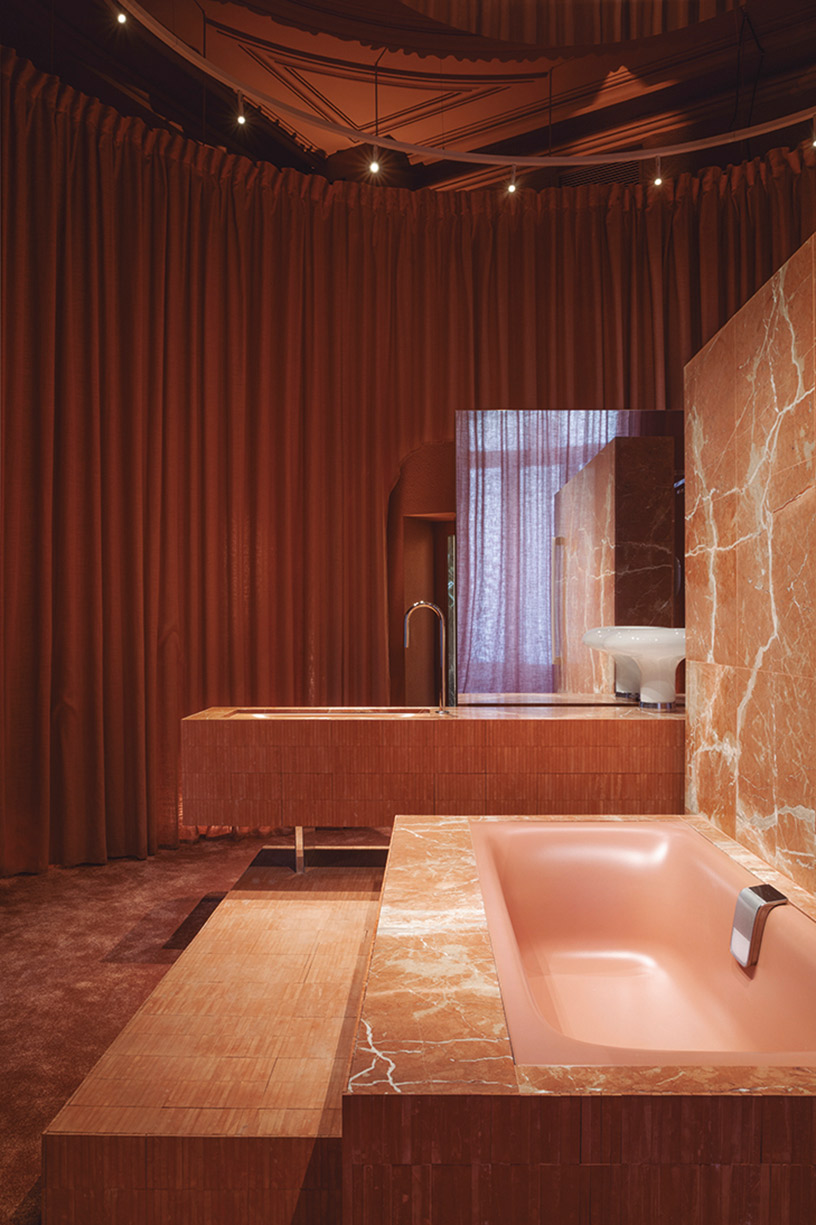 Bañera Nuio Duo de Kaldewei en acabado terracota dentro del baño monocromo Fuerza Suave