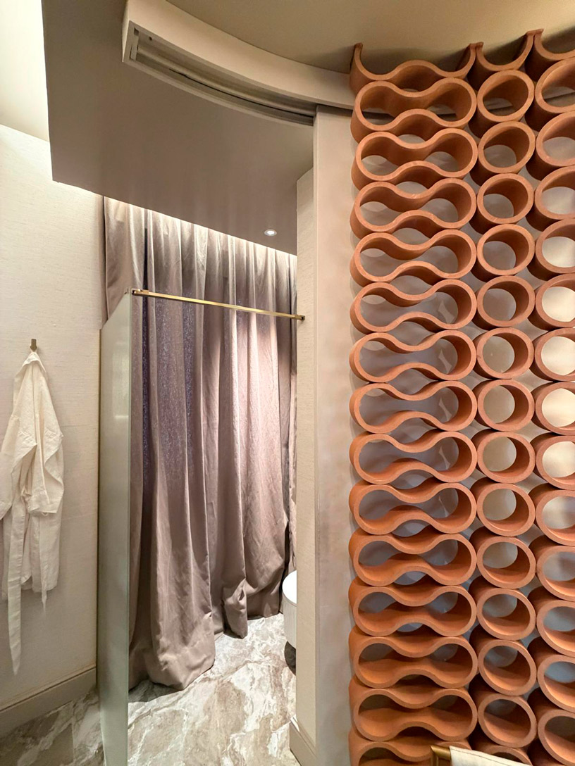 Herraje Slido by Häfele en el baño del Espacio Strohm diseñado por Vitori/Lapeña en Casa Decor 2026 con puerta corredera oculta.