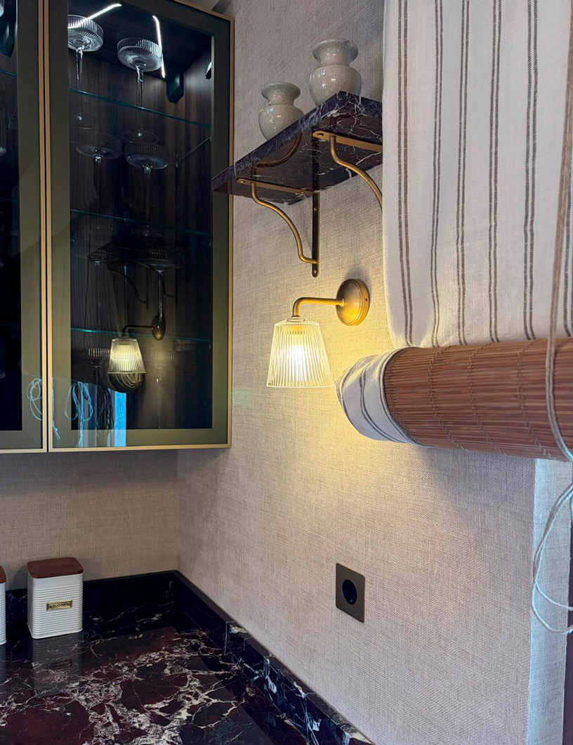 Aplique de pared y soporte de estantería Kilburn de Corston en la cocina del Espacio Trae diseñado por Inmaculada Recio para Casa Decor 2026.