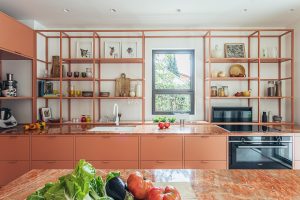 Cocina modular en RAL 3012 con frentes terracota, encimera amplia y electrodomésticos integrados