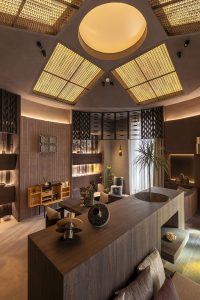 Loft con lucernario decorativo, celosías de bambú y luz cenital en Casa Decor 2026