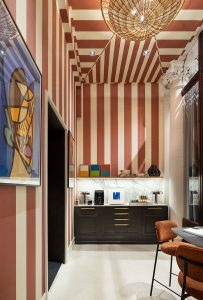Office con papel pintado de rayas en pared y techo en Casa Decor 2026