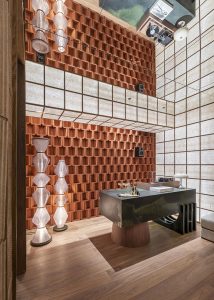 Bar de diseño con techo espejado, revestimientos reciclados y materiales sostenibles