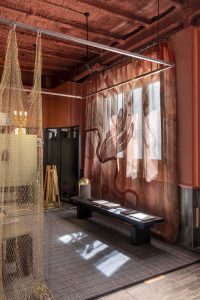 Paneles textiles y zona de estar de Dos Latitudes, proyecto de interiorismo de TARQ Studio en Casa Decor 2026