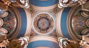 Decoración de la iglesia de San Juan el Real de Oviedo realizada por Talleres Granda