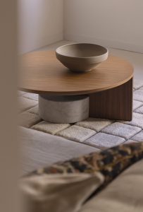 Centro de mesa Quantum de cerámica integrado en una mesa de madera de diseño