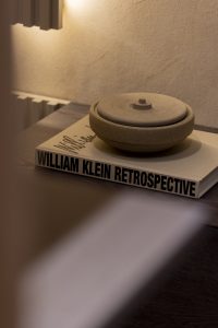 Bowl Kheper de cerámica sobre un libro de William Klein en un interior