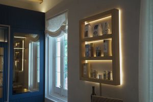 Detalle de una estantería iluminada para exhibir vajilla en la cocina de Línea 3