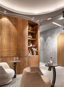 Mueble curvo de madera con baldas abiertas y almacenaje cerrado de ESs Interiores