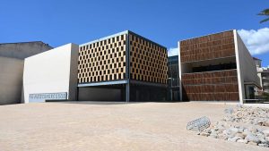 Palacio de Congresos de Peñíscola con una envolvente exterior de celosía cerámica