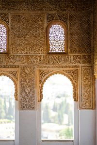 Celosías ornamentales de la Alhambra de Granada filtrando la luz en sus arcos interiores