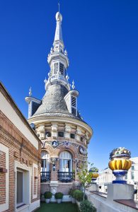 Torreón de la Casa de Tomás Allende con decoración cerámica de Daniel Zuloaga en Madrid