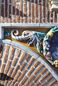 Detalle de ornamentación cerámica de Daniel Zuloaga en la fachada de la Casa de Tomás Allende