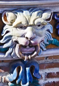 Mascarón y relieves de cerámica decorativa de Daniel Zuloaga en la Casa de Tomás Allende