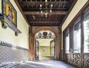 Interior del Palacio de la Trinidad con artesonado, azulejos y elementos decorativos originales