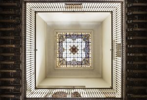 Vidriera con escudo familiar en la escalera del Palacio del Marqués de los Vélez