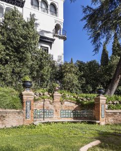 Jardines del Palacio de la Trinidad con arquitectura y elementos decorativos de inspiración andaluza