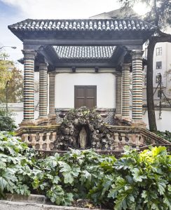 Pabellón del jardín del Palacio de la Trinidad con columnas revestidas de cerámica y vegetación