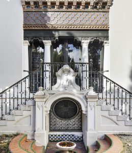 Fachada del Palacio de la Trinidad con escalinatas, fuente y revestimientos de cerámica decorativa