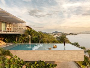 Piscina infinita con vistas al mar y pavimento exterior de Dekton en una vivienda contemporánea