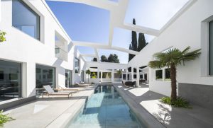 Piscina y terraza revestidas con Dekton Kreta en una vivienda contemporánea en Granada