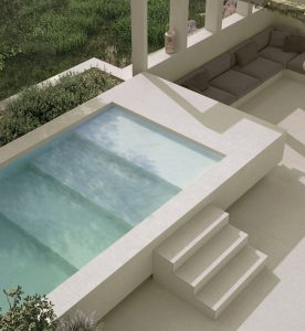 Piscina minimalista con escaleras integradas y pavimento Durstone en tonos claros