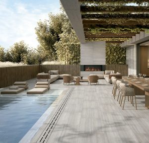 Terraza exterior con piscina, comedor y pavimento Durstone para continuidad visual
