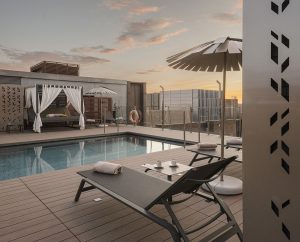 Terraza con piscina y pavimento porcelánico Exagres resistente para exteriores