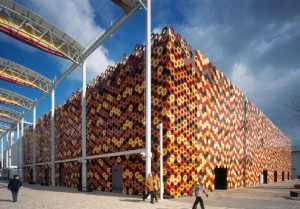 Pabellón de España en Expo Aichi 2005 con fachada de celosías cerámicas hexagonales de colores