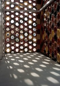 Luz proyectada a través de las celosías hexagonales del Pabellón de España en Expo Aichi 2005