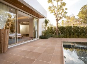 Terraza con piscina y pavimento cerámico Klinker de Greco Gres en tono natural