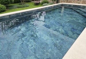 Piscina revestida con gres porcelánico azul de Gresmanc Group