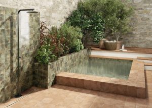 Piscina pequeña con ducha exterior y revestimiento cerámico Mainzu de estilo artesanal