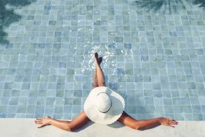 Piscina revestida con cerámica Nais de pequeño formato en tonos azules